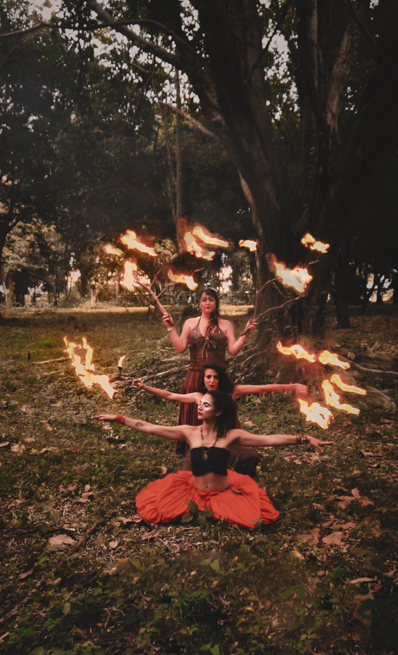 Espetáculo faz uso de técnicas circenses da dança com fogo, bambolês e outras pirotecnias