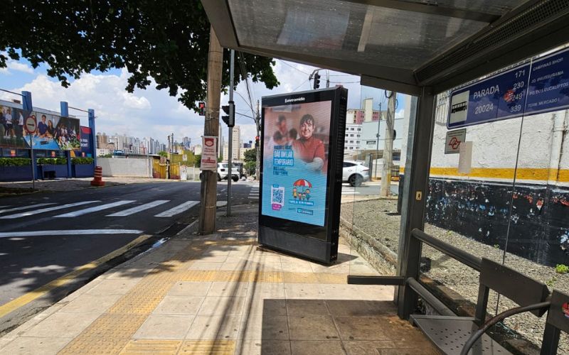 Propaganda sobre o projeto está em pontos de ônibus e outras mídias