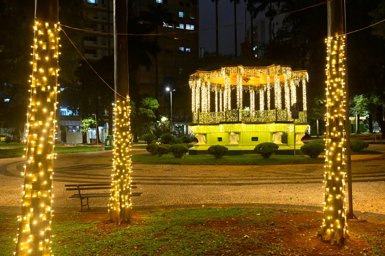 Coreto da Praça Carlos Gomes está todo iluminado para o Natal de Campinas 