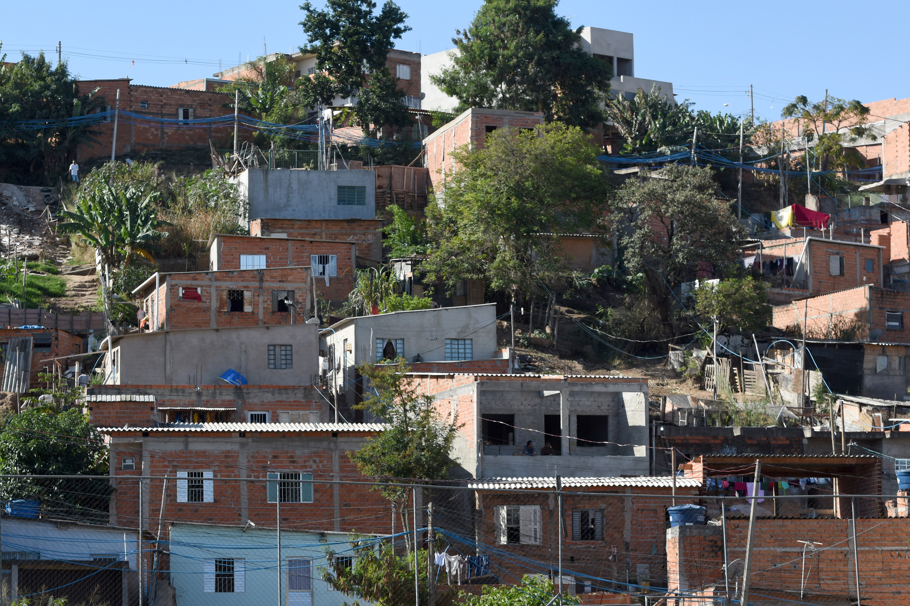 Discussão sobre urbanização de favelas para discutir os desafios e avanços na área