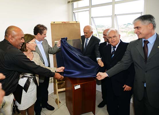 Ministro do Trabalho e o prefeito Jonas Donizette desceraram a placa de inauguração