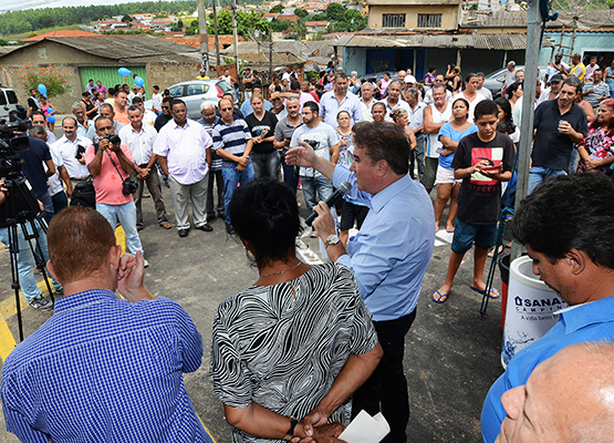 Jonas fala durante entrega da obra