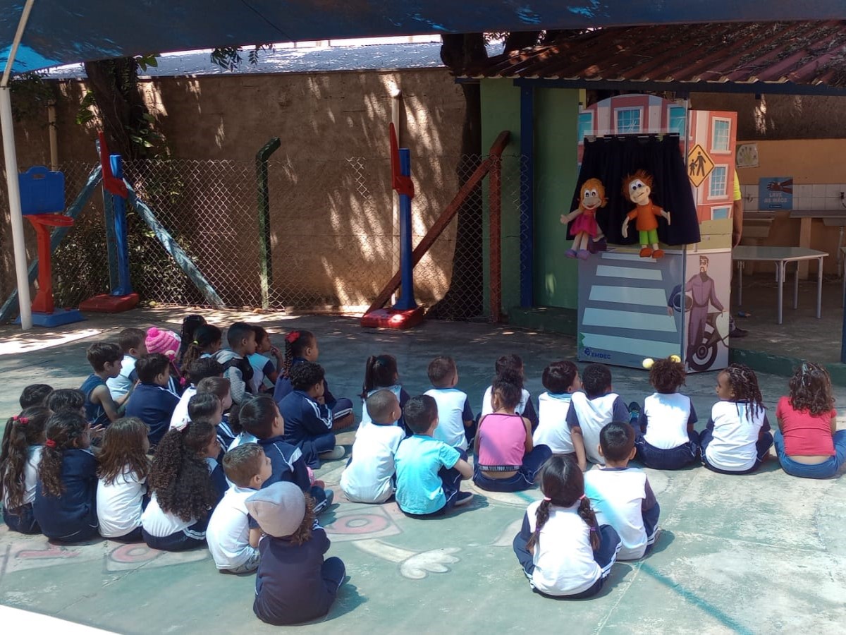 O Teatro de Fantoches prende a atenção das crianças