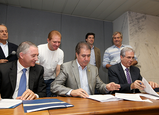 Prefeito assina convênio com a CEF