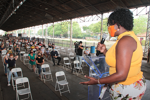 Eliane Jocelaine falou às novas bolsistas