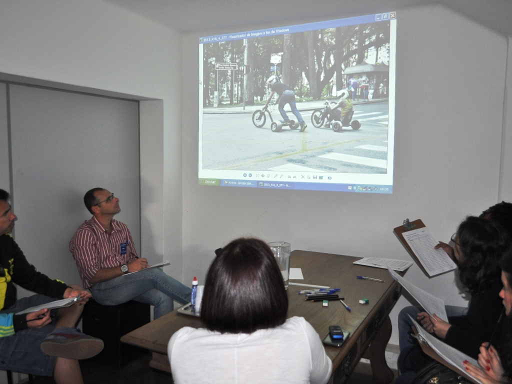 Jurados analisam fotos inscritas no concurso ArteMOB