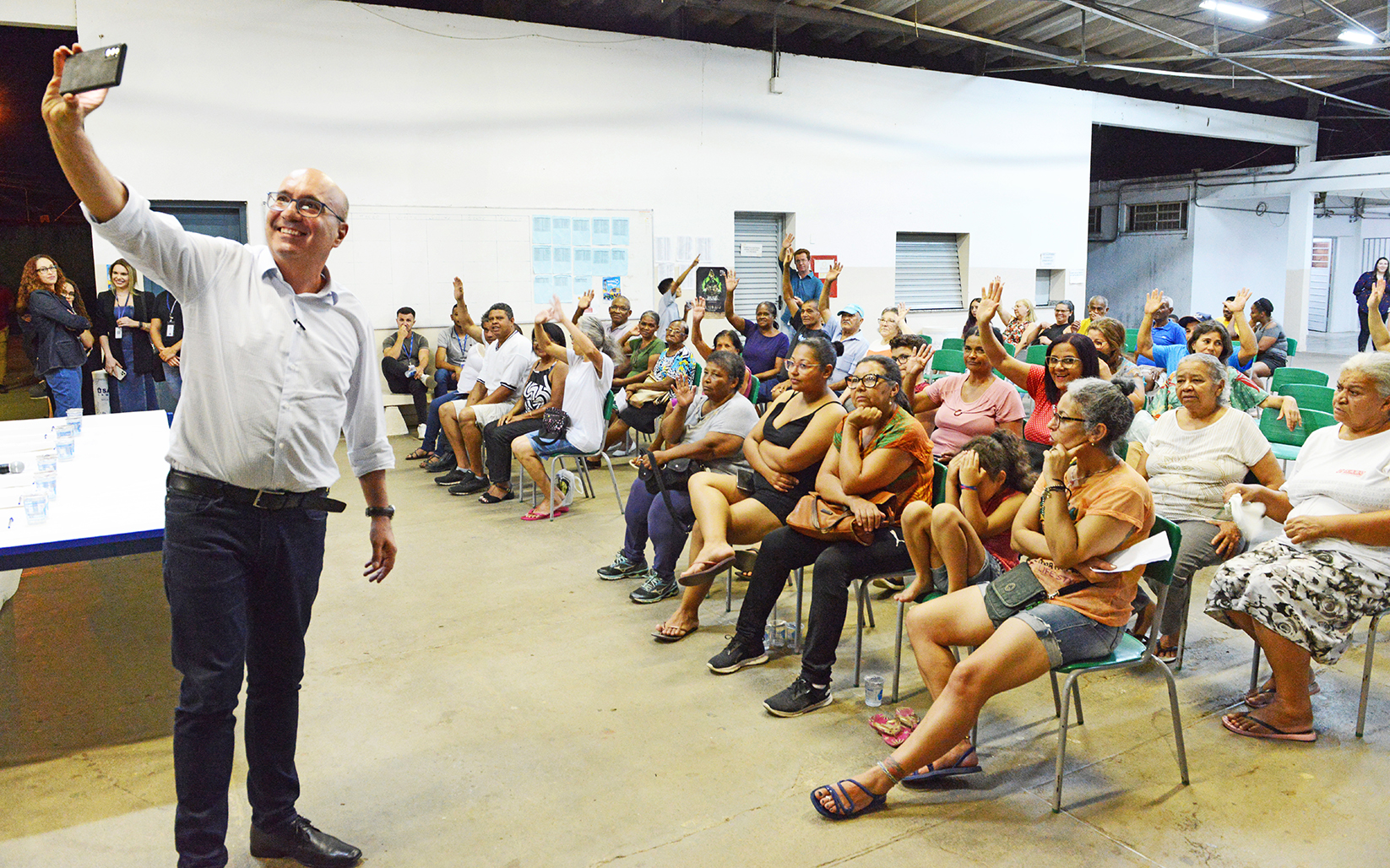 Dário registra momento com moradores