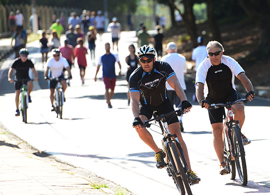 Ciclistas usam pista no entorno do Parque Portugal