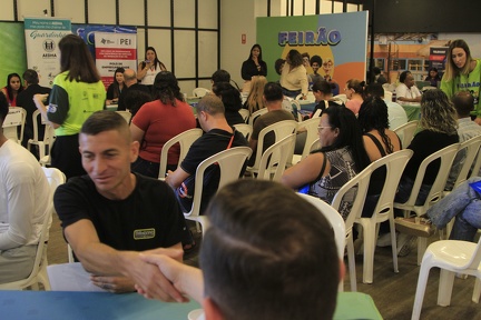 Manoel de Brito Cerca de 300 pessoas foram atendidas no Feirão desta sexta-feira dia 16; algumas fizeram várias entrevistas iniciais já no local