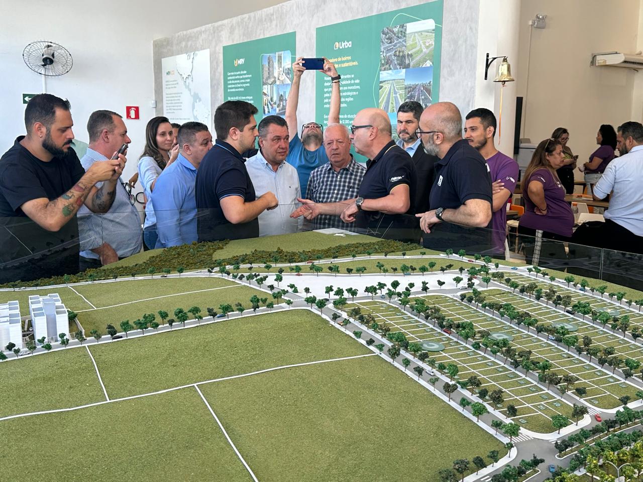 O prefeito Dário Saadi e demais autoridades acompanharam o Feirão