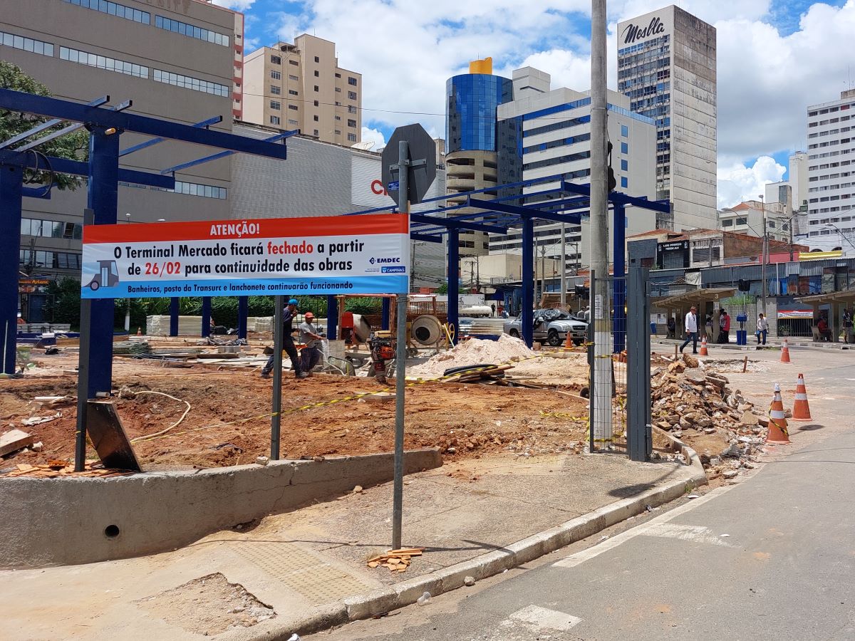 Na etapa atual das obras, está ocorrendo a concretagem das plataformas e a instalação de uma parte da cobertura