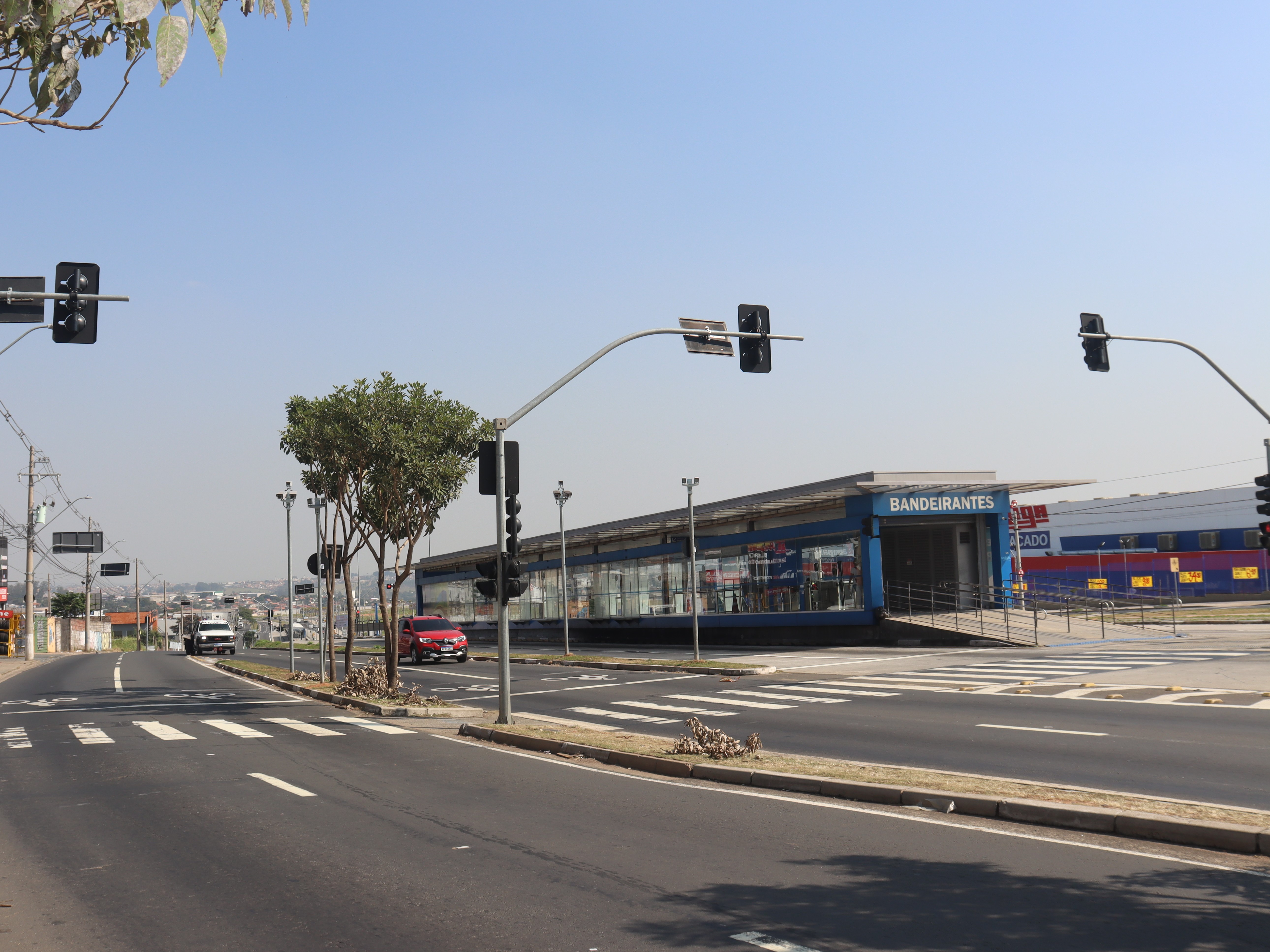 Radares foram transferidos de outro ponto e reforçam segurança de pedestres e usuários do transporte