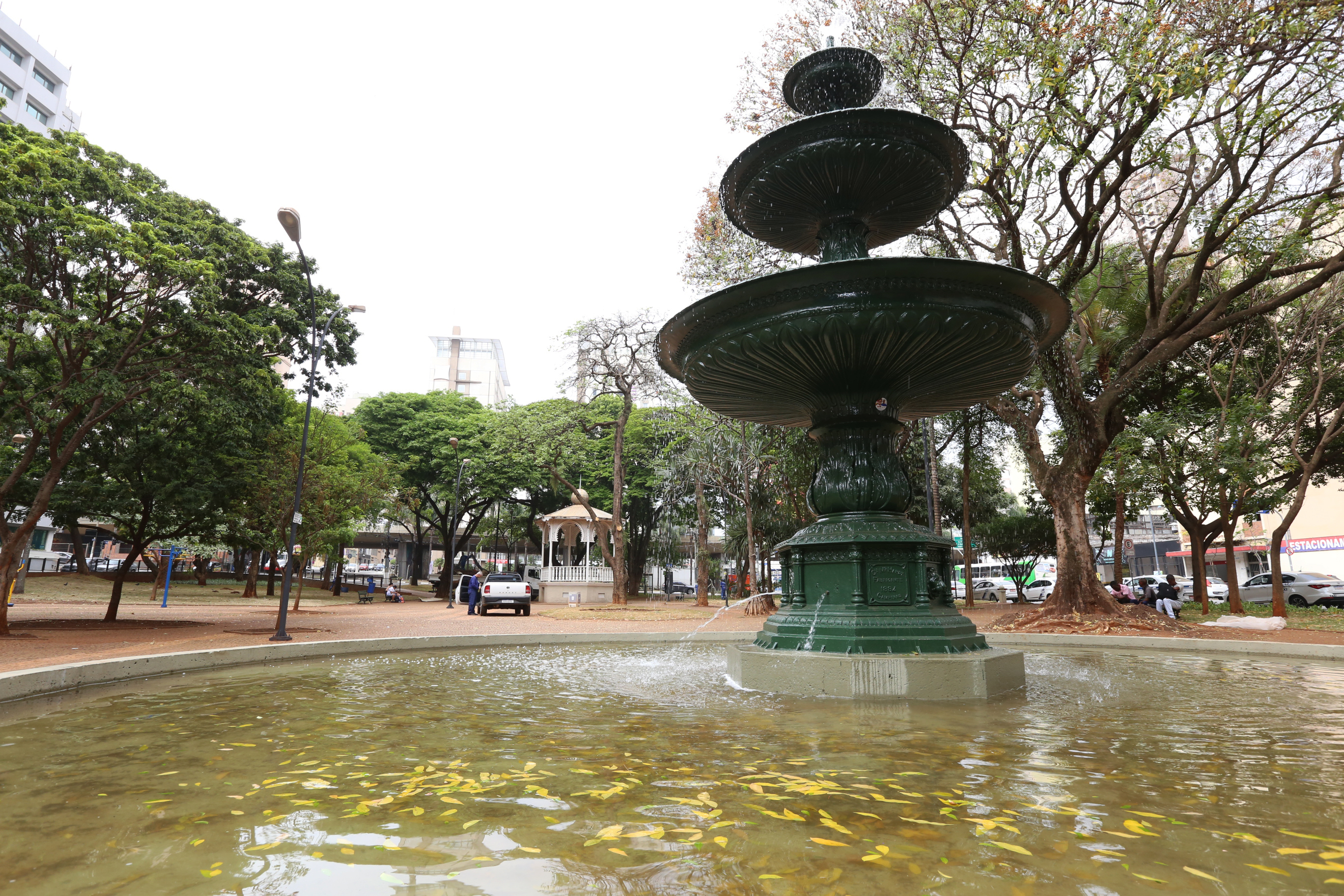 Fonte de água da praça, de ferro fundido, data do final do século 19