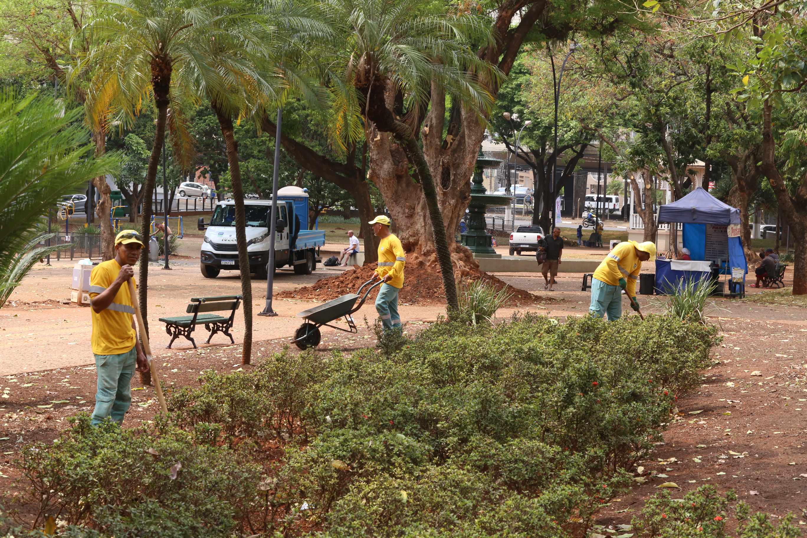 Além do chafariz, equipamentos como o parque infantil, a academia ao ar livre e o coreto estão recebendo manutenção e pintura