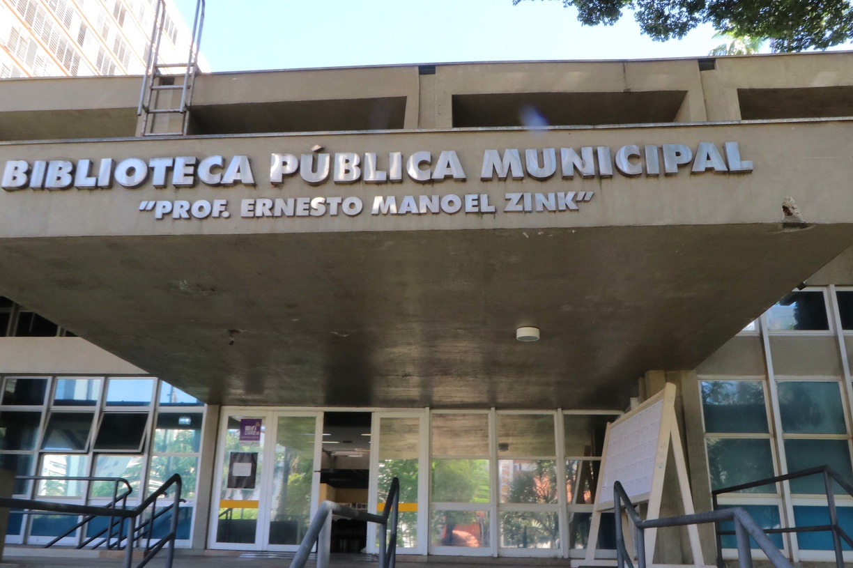 A obra retrata cenas do cotidiano do bairro: casas coloridas, comércios, transporte público, pessoas em movimento e crianças brincando