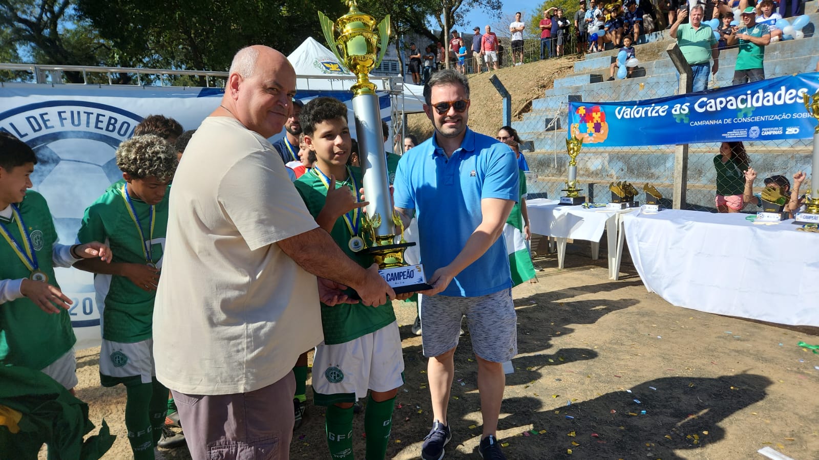 Secretário Fernando Vanin e o diretor de esportes da Smel, entregam o Troféu de Campeão aos atletas do Projeto Bugrinho Estadio, que categoria sub 13