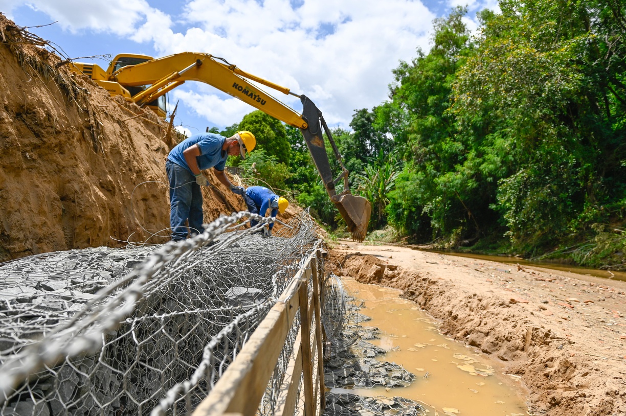 Foram construídos 2,5 km de muros de gabião, que evitam a erosão e deslizamentos em córregos