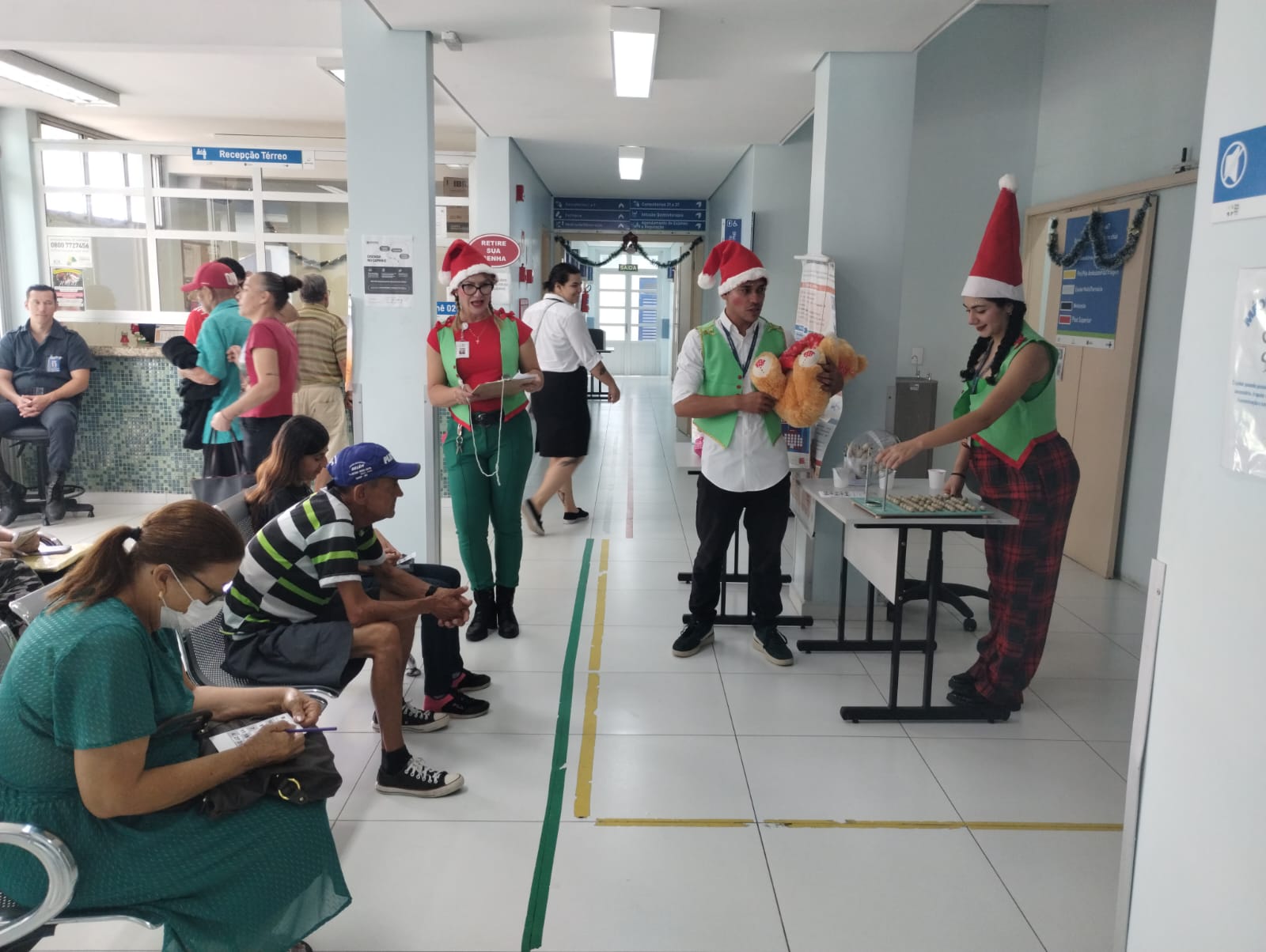 Os ajudantes do Papai Noel fizeram a festa, com os pacientes, na manhã desta sexta-feira, 13, no Mário Gatti