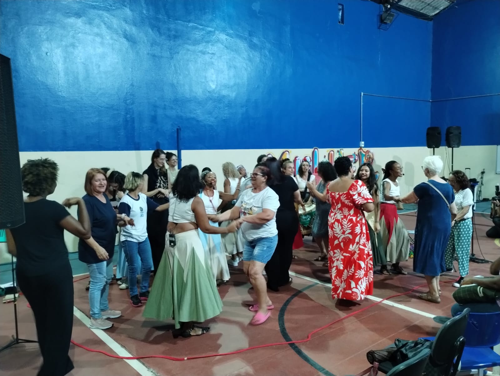 Espetáculo de rua com o objetivo de sensibilizar o público no combate às diversas formas de violência que as mulheres sofrem