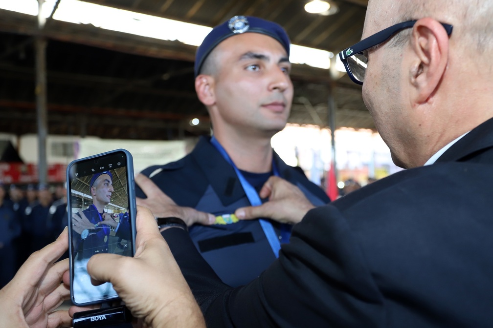 Prefeito entrega brevê para novo GM