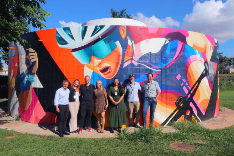 Artista e equipes da Cultura e do Meio Ambiente comemoram o resultado final
