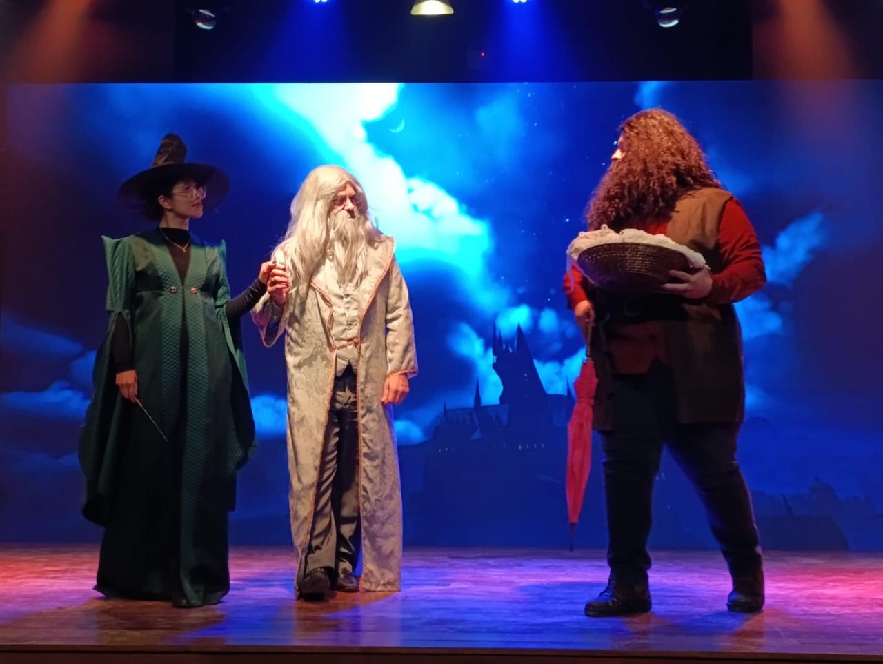 Com um cenário digital em LED, a peça recria os icônicos ambientes de Hogwarts, como o escritório de Dumbledore, a Sala Comunal e a Estufa