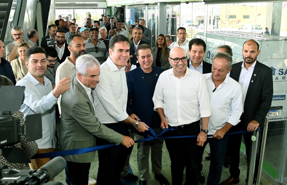 Carlos Bassan Autoridades cortam fita para entrega oficial do Terminal BRT Ouro Verde