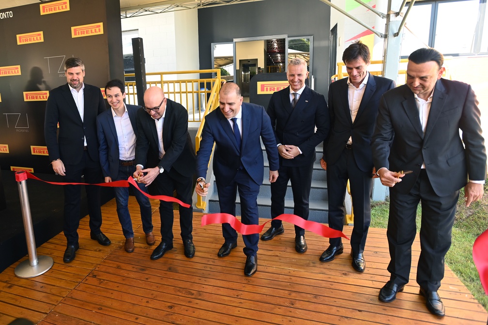 Carlos Bassan Prefeito Dário Saadi ajudou a cortar a fita na inauguração do novo centro da Pirelli
