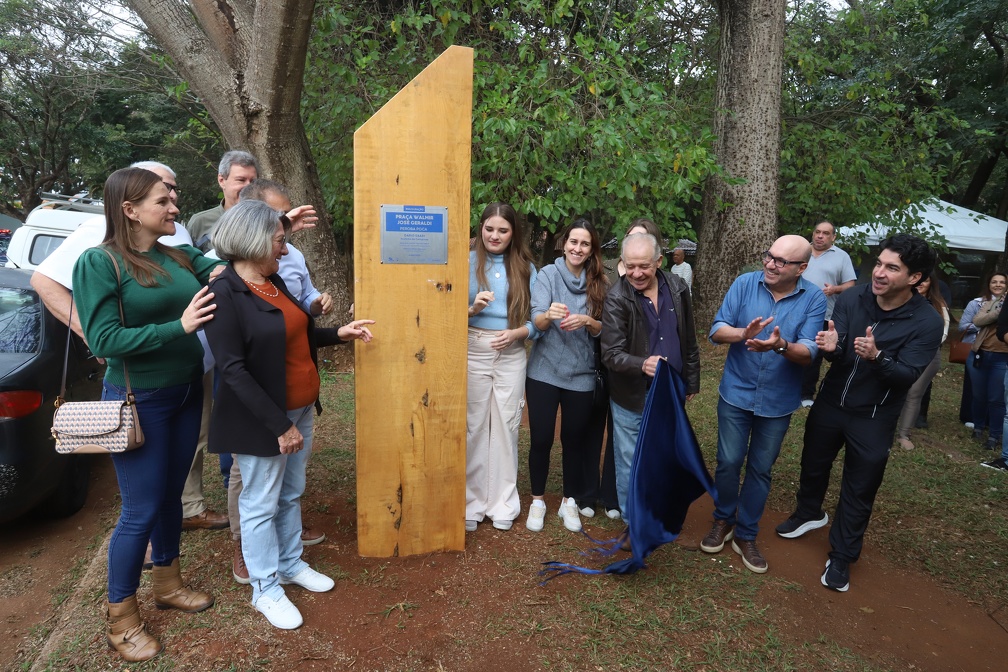 Fernanda Sunega Prefeito Dário Saadi, autoridades e familiares do homenageado participaram de cerimônia para entrega da praça