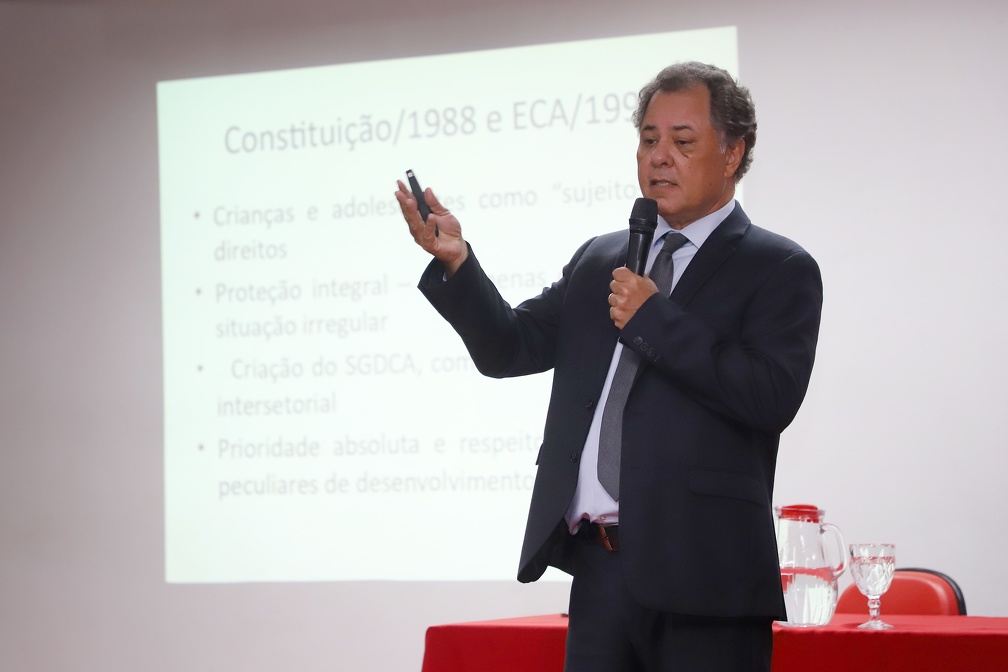 O juiz da Vara da Infância e Juventude, Marcelo da Cunha Bergo, apresentou a evolução da legislação infantojuvenil: prioridades do ECA ainda não foram alcançadas