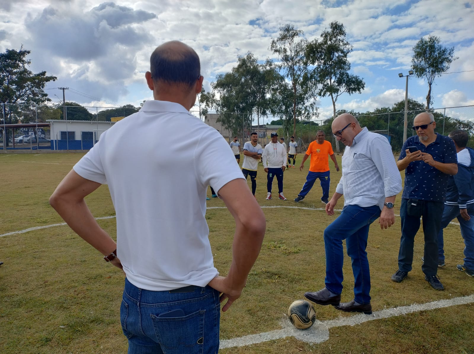 Prefeito dá pontapé inicial do jogo de futebol inaugural