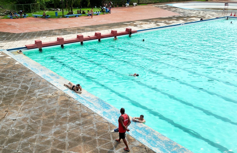 Piscina: quem tiver interesse em se refrescar lá, basta fazer uma carteirinha na Secretaria de Esportes e Lazer