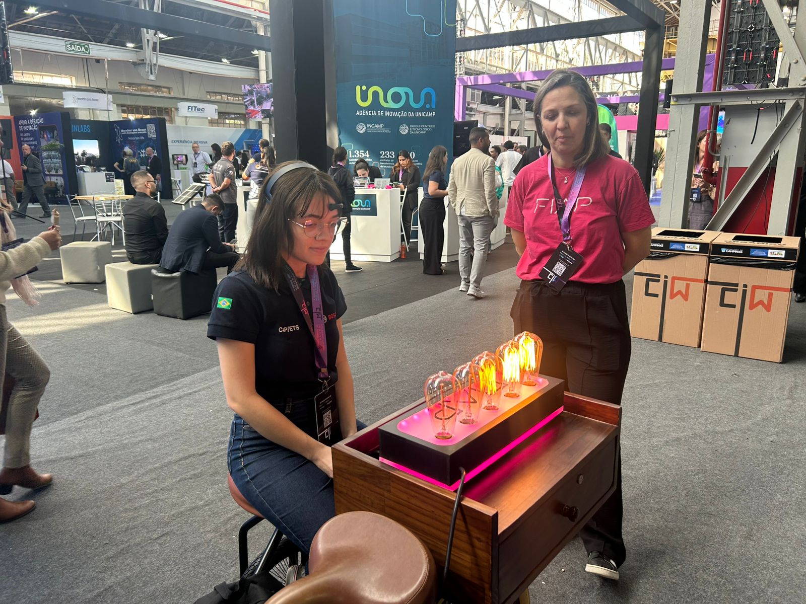 Os visitantes podem também pilotar um simulador de carro de Fórmula 1 e exercitar a força do pensamento 