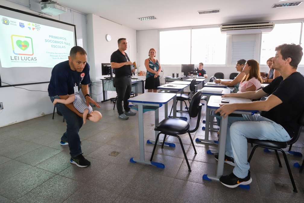 Treinamento segue este ano e também será ministrado durante 2025 para todos os profissionais das escolas