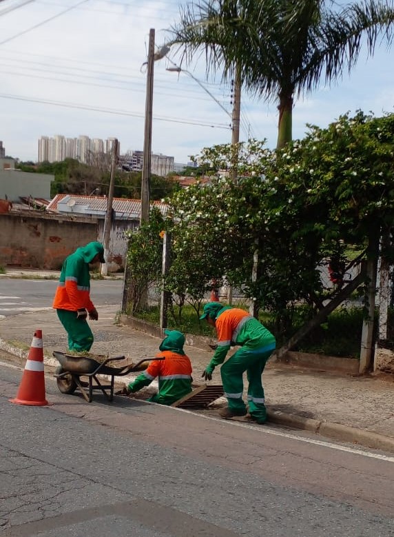 Trabalho é feito de forma manual ou com hidrojato, para que a passagem para as galerias pluviais se mantenham livres para escoamento da água da chuva