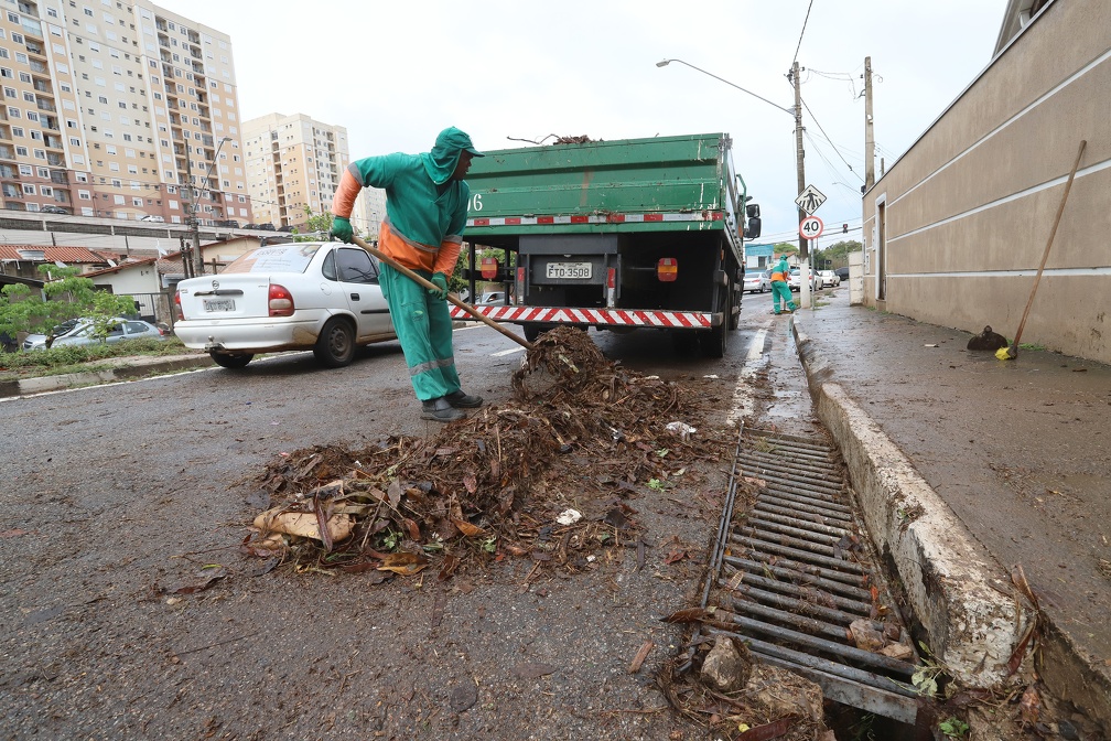 Equipes da Secretaria de Serviços Públicos realizam trabalho de limpeza por conta das chuvas