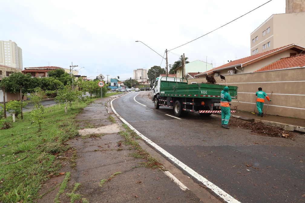 Trabalho de limpeza de córregos foi realizado em vários pontos da cidade após as chuvas de quinta-feira, 24 de outubro