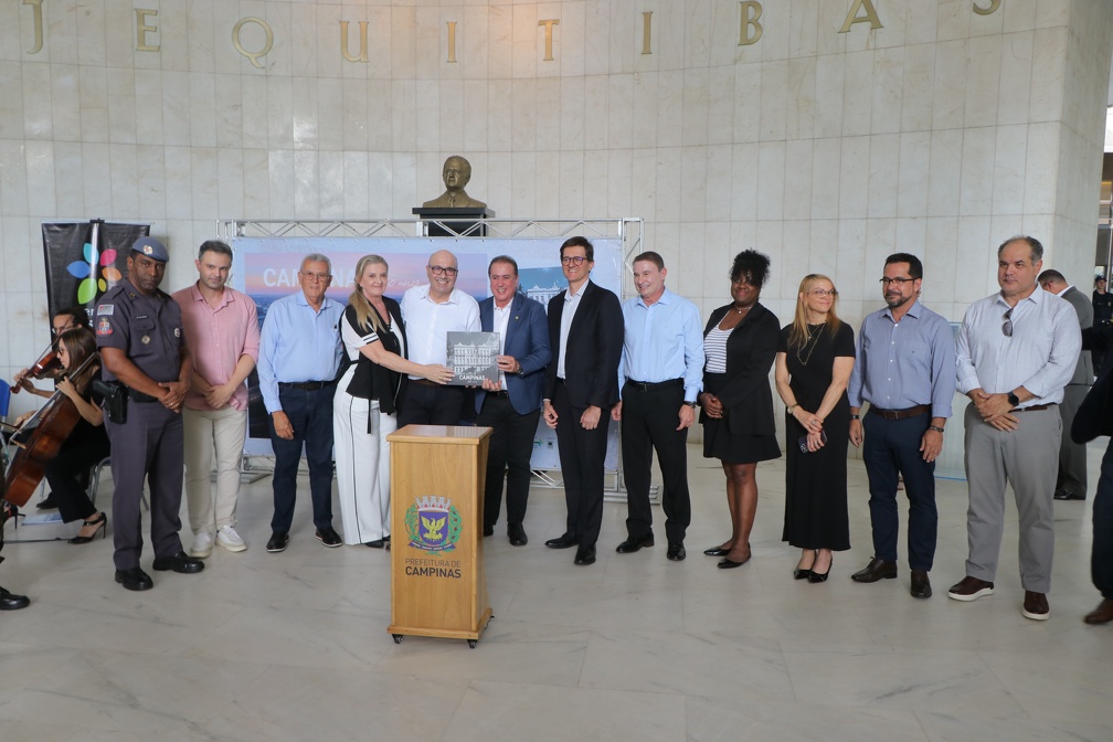 Lançamento reuniu autoridades no saguão do Paço Municipal