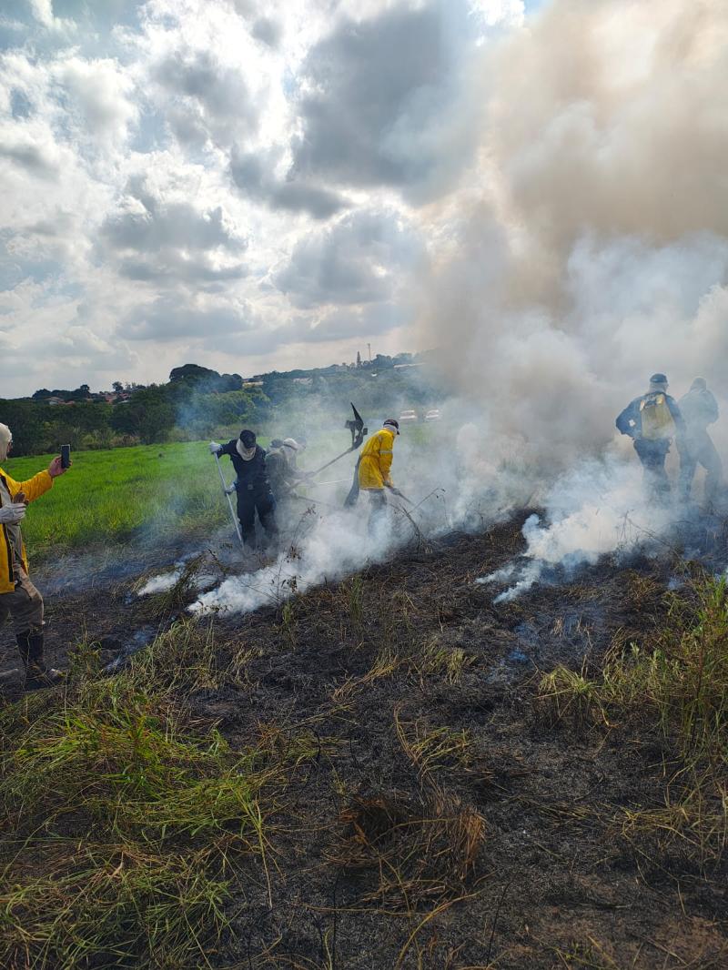Divulgação Manuseio de focos de incêndio durante exercício prático