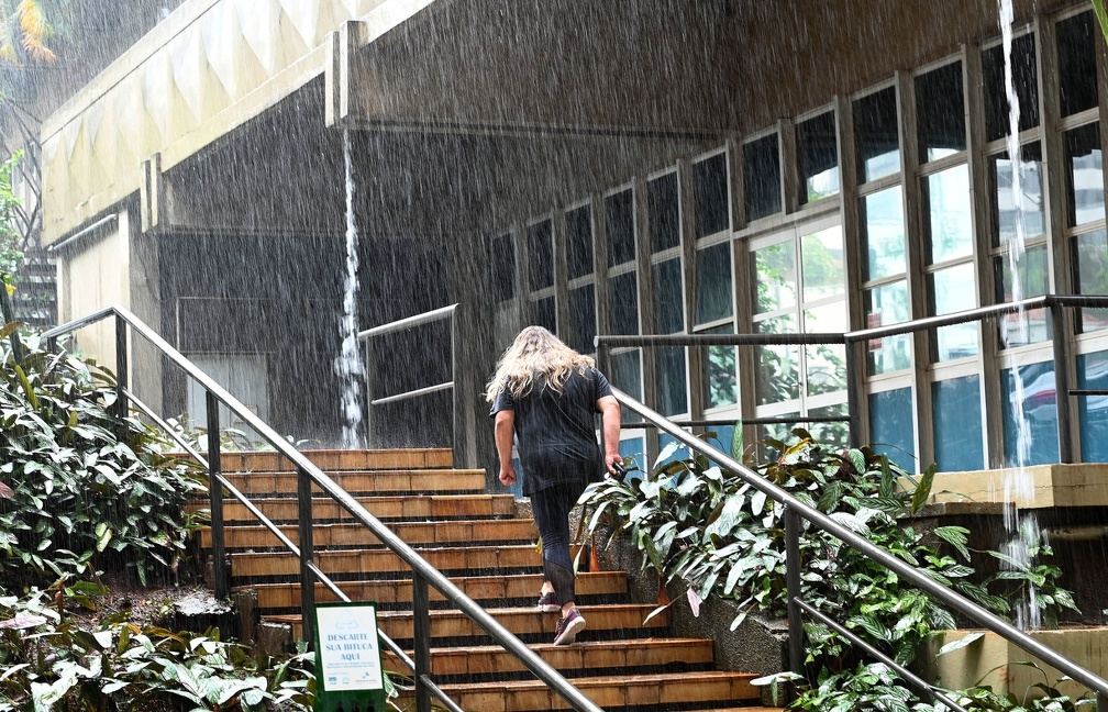 Carlos Bassan O alerta inclui eventuais corte de energia elétrica, queda de galhos e descargas elétricas.