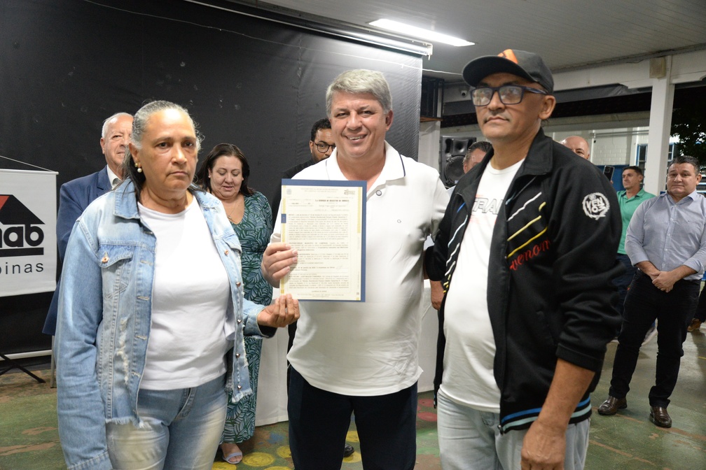 Com a entrega das matrículas emitidas pelo Cartório de Registro de Imóveis, os moradores agora têm a posse oficial de suas propriedades, assegurada por meio da Regularização Fundiária