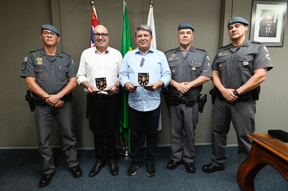 Rogério Capela Representantes do 8º Batalhão de Polícia Militar do Interior (8º BPM/I) entregaram placas de agradecimento e a Medalha Centenária