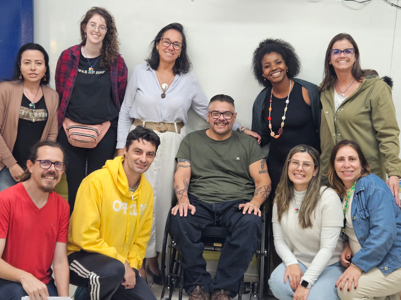 Divulgação Merlo com a equipe da escola que criou a “Gincana da Inclusão”