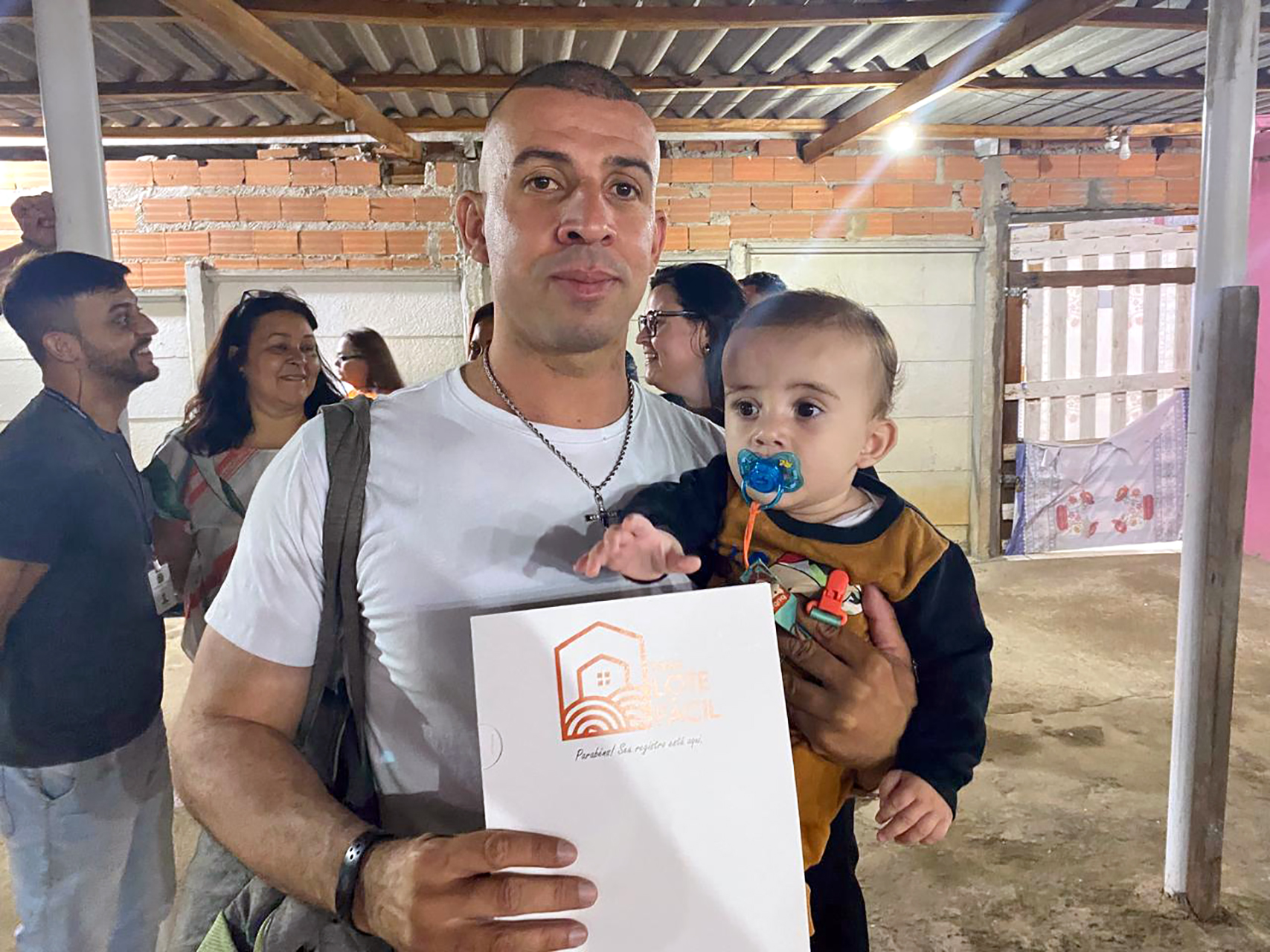 Prefeitura entrega mais 140 matrículas de imóveis a moradores do  