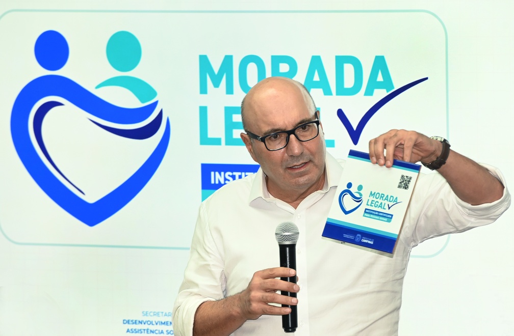 Prefeito Dário mostra o Selo Morada Legal, concedido pela Prefeitura quando a instituição está com todos os documentos regularizados