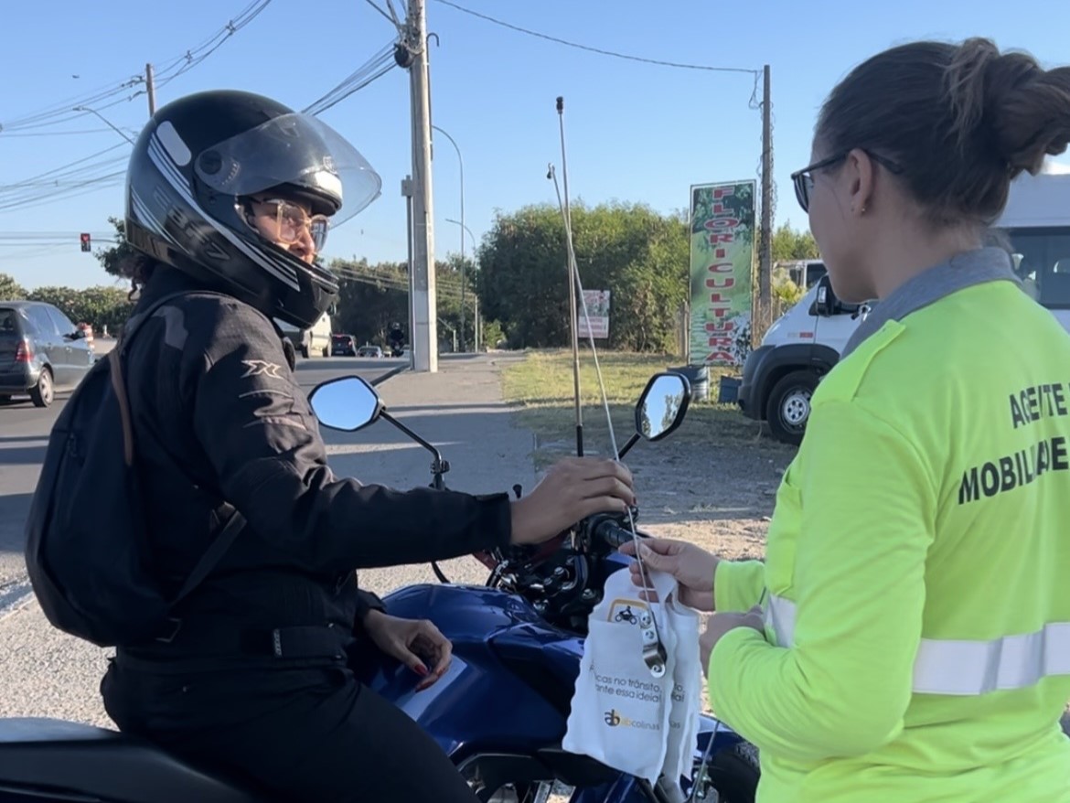 Motociclista recebe antena corta-pipa em ação da Emdec, em ação realizada em maio deste ano