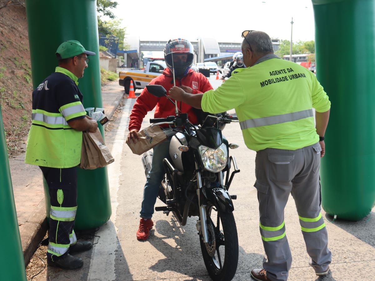 Blitz realizada na Lix da Cunha reforçou orientações de segurança aos motociclistas
