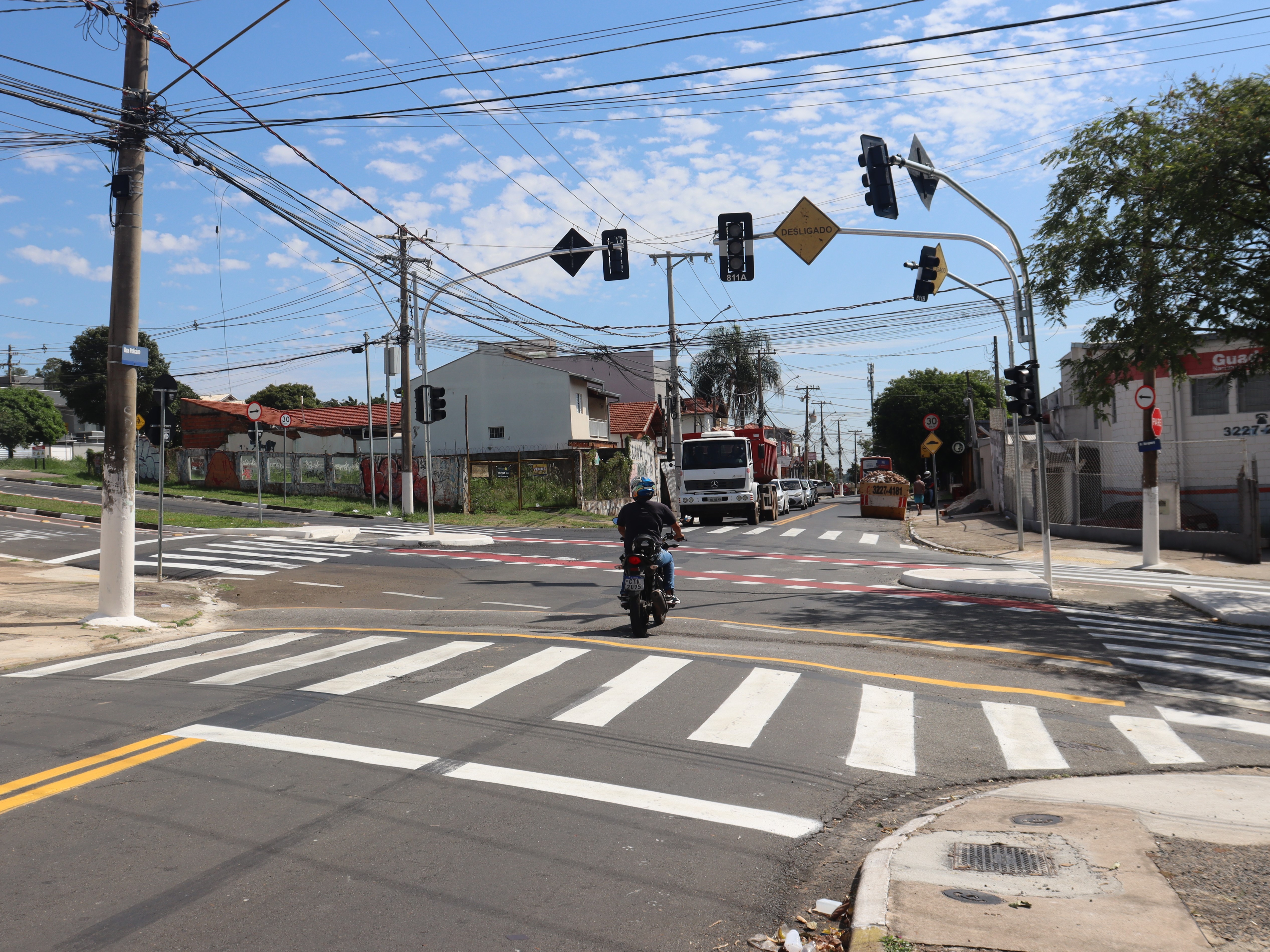 Semaforização do cruzamento incluiu acessibilidade e reconfiguração geométrica