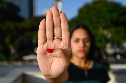 Rogério Capela Mostrar a mão com a palma para fora e o dedão flexionado é um gesto internacionalmente conhecido para mulheres ameaçadas pedirem ajuda