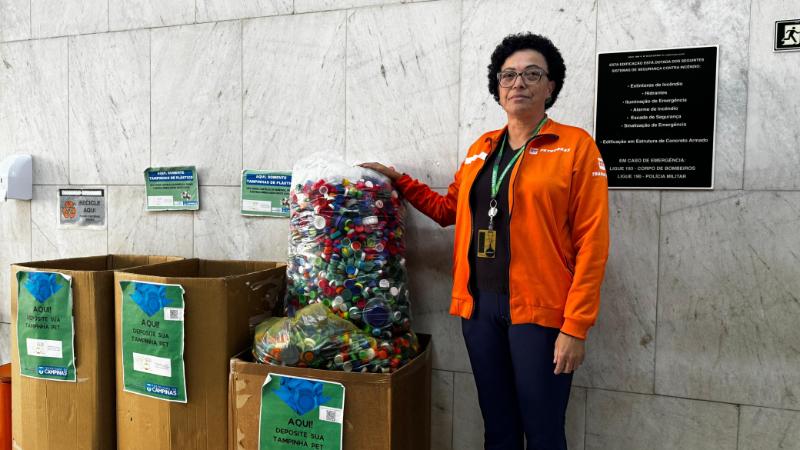 A comunicadora de faixas e dutos da empresa Transpetro, Luiza Castro, entregou as doações